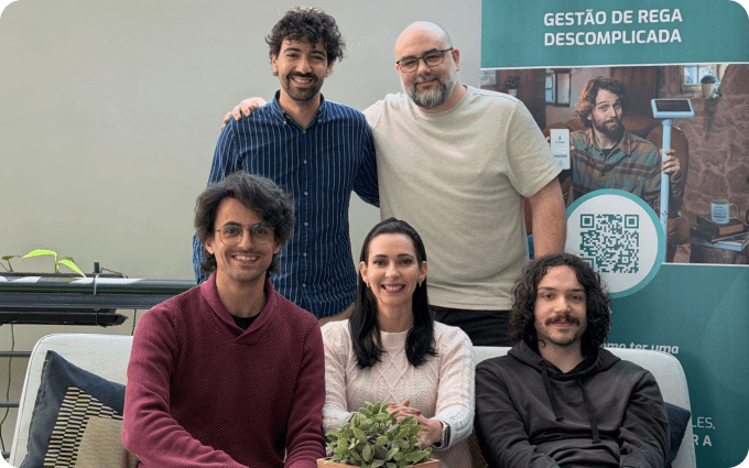 CEO y equipo de Agroop juntos en un evento de la empresa